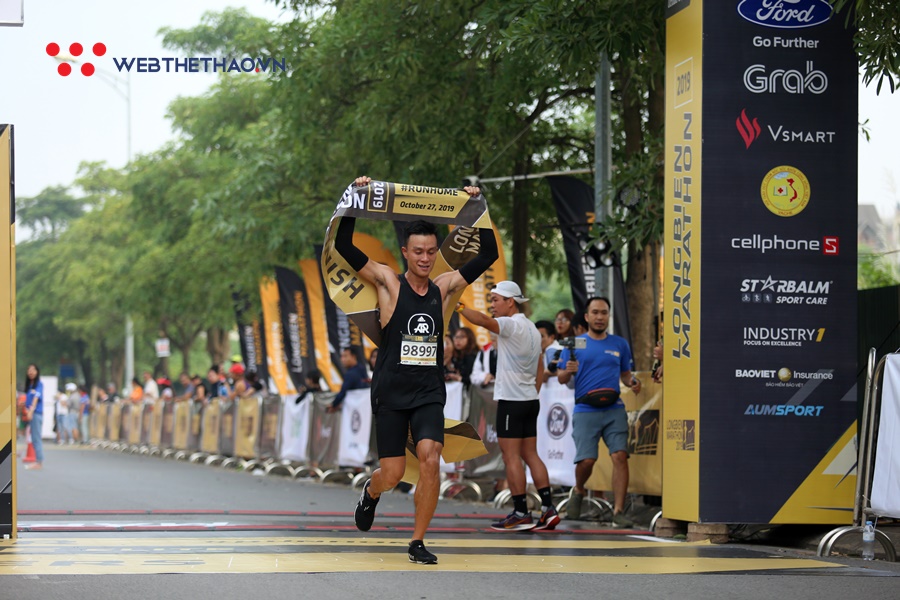Đáng yêu khoảnh khắc “cựu vương” căng dây đích đón tân vô địch Longbien Marathon 2019 Đáng yêu khoảnh khắc “cựu vương” căng dây đích đón tân vô địch Longbien Marathon 2019